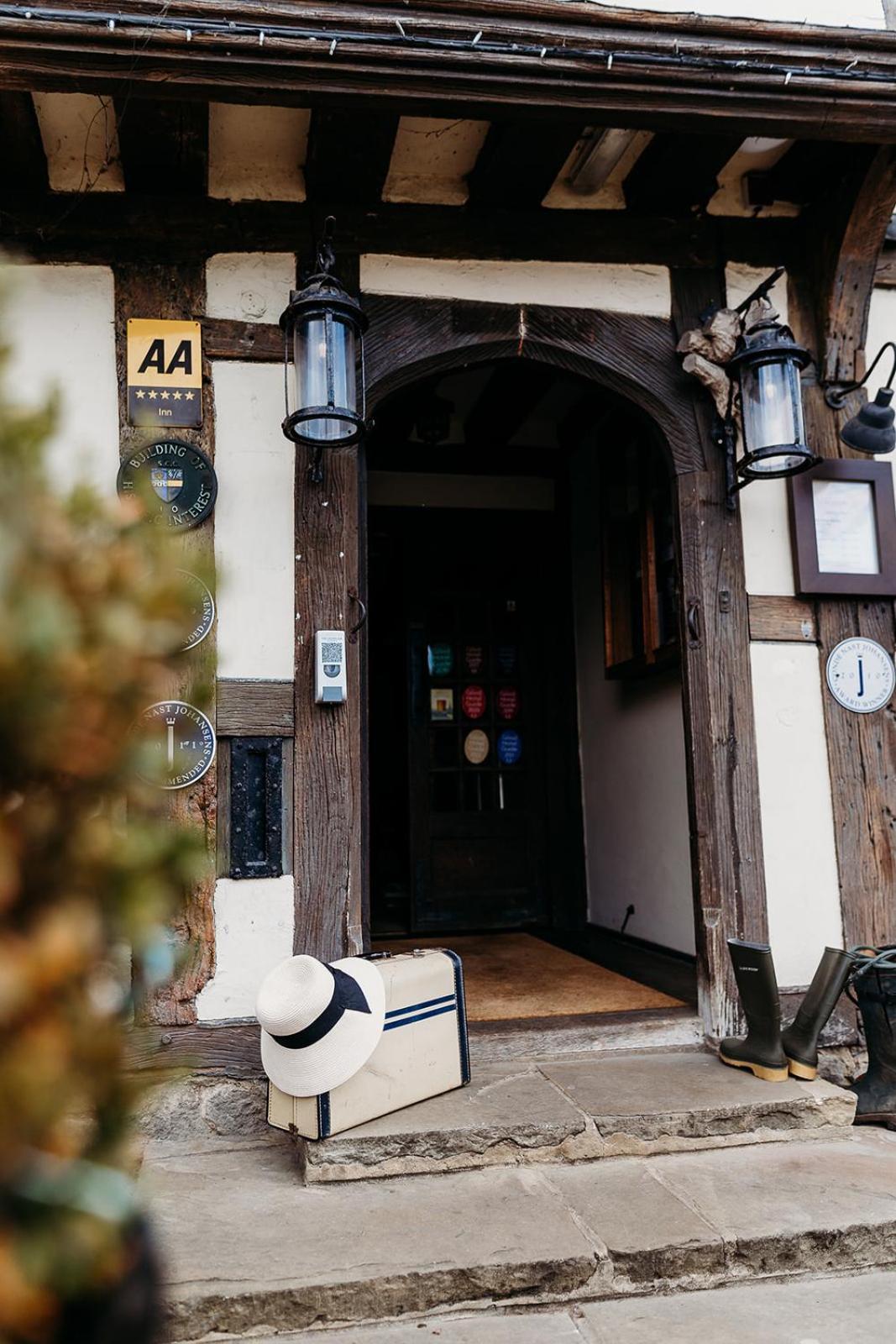 The Crown Inn Chiddingfold Exterior foto
